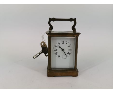 OFFIZIERSUHR / REISEUHR / BRACKET CLOCK im allseitig facettiert verglasten quaderförmigem Messinggehäuse mit ovalem Fenster ü