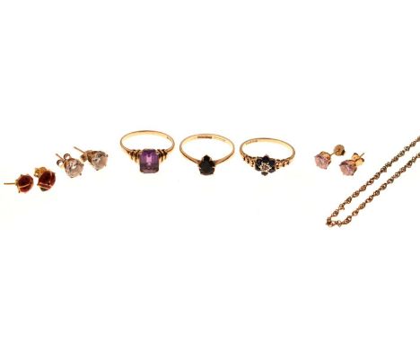 Three 9ct gold gem-set dress rings comprising two sapphire rings and an amethyst ring, and a 9ct gold fine chain and bracelet