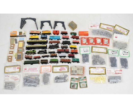Mixed group of 00 gauge railway trainset items to include; Hornby LNER 8477 locomotive, Triang BR locomotive, Lima, Hornby, a