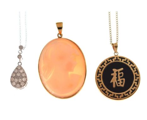 Diamond pave set 9ct white gold pendant necklace, a Chinese black jade 9ct gold medallion pendant on a 9ct curb link chain, a