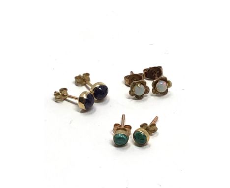 3 x 9ct gold stone set earrings inc. amethyst, emerald, opal 1.7g 