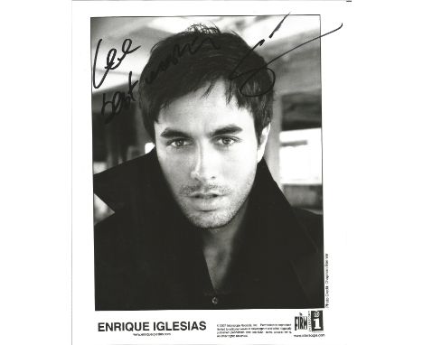  Enrique Iglesias signed 10 x 8 b/w Music Portrait Photo, from in person collection autographed at ITV Studios London 2014 de