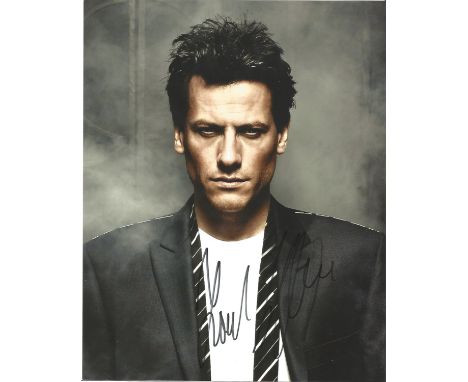  Ioan Gruffudd signed 10 x 8 colour Photoshoot Portrait Photo, from in person collection autographed at London Premiere 2007.