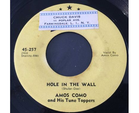 AMOS COMO AND HIS TUNE TOPPERS - HOLE IN THE WALL / HEARTBROKEN LIPS (STARDAY RECORDS - 45-257). A copy of Amos Como and his 