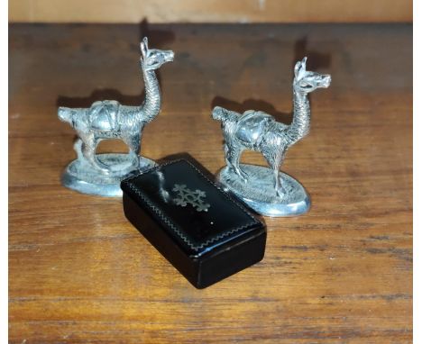 Two miniature white metal Lamas stamped 925 and a small snuff box