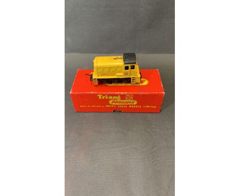 TRIANG 00 Gauge 0-4-0 yard switcher model R353 in playworn condition but boxed, engine in yellow livery which is quite unusua