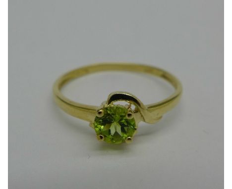 A 9ct gold and peridot ring, 1g, O