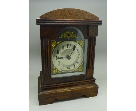 An oak cased mantel clock, with key, height 23cm