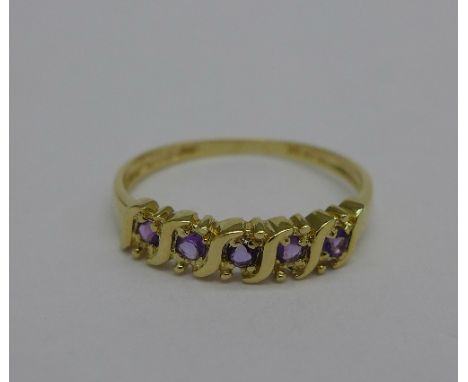 A 9ct gold and amethyst ring, 1.1g, O