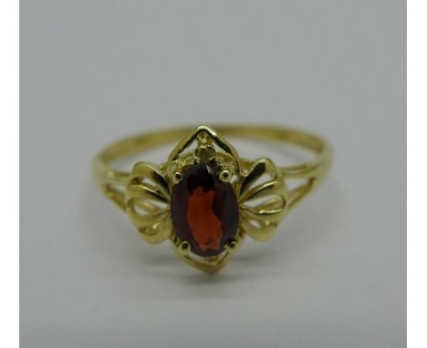 A 9ct gold and garnet ring, 0.9g, O