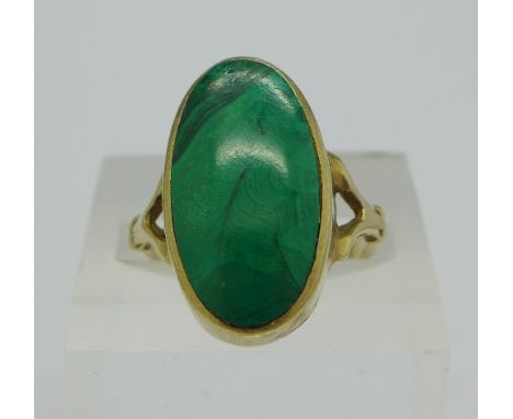A 9ct gold and malachite ring, 6.6g, R