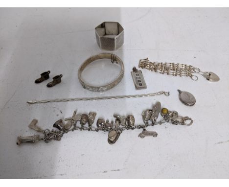 A mixed group of silver jewellery to include a charm bracelet with approx 21 silver and white metal charms, a gate link brace