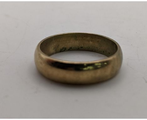 A 9ct yellow gold wedding band, 5.7g Birmingham 1974, marks for Excalibur jewelleryA mixed group of silver jewellery to inclu
