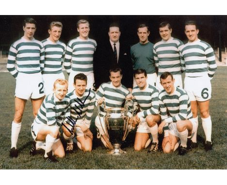 Autographed Willie Wallace 12 X 8 Photo - Col, Depicting Celtic's 1967 European Cup Winning Team And Manager Jock Stein Posin