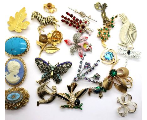 Selection of costume jewellery brooches. P&amp;P Group 1 (£14+VAT for the first lot and £1+VAT for subsequent lots) 