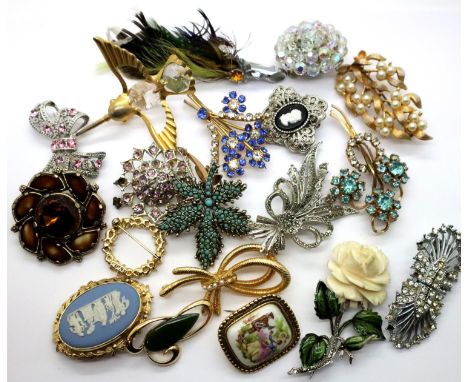 Selection of costume jewellery brooches. P&amp;P Group 1 (£14+VAT for the first lot and £1+VAT for subsequent lots) 