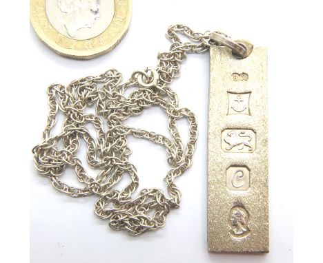 Silver ingot and chain, assay Birmingham 1977, 21g. P&amp;P Group 1 (£14+VAT for the first lot and £1+VAT for subsequent lots