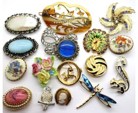Selection of costume jewellery brooches. P&amp;P Group 1 (£14+VAT for the first lot and £1+VAT for subsequent lots) 