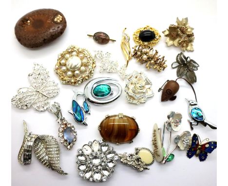 Selection of costume jewellery brooches. P&amp;P Group 1 (£14+VAT for the first lot and £1+VAT for subsequent lots) 
