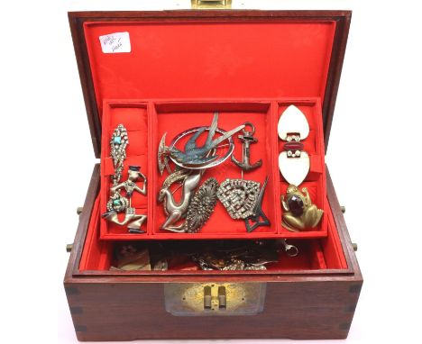 Oriental jewellery box containing a quantity of Art Deco brooches. P&amp;P Group 2 (£18+VAT for the first lot and £3+VAT for 