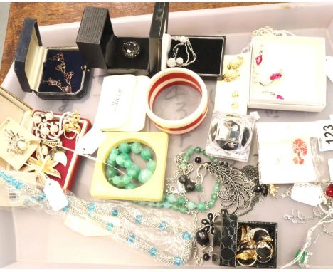 Tray of good quality costume jewellery including necklaces rings etc. P&amp;P Group 2 (£18+VAT for the first lot and £3+VAT f