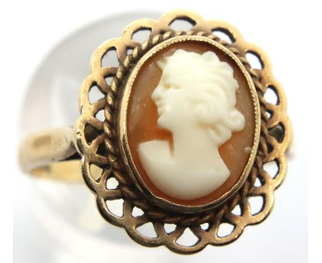 9ct Gold cameo set ring, size Q/R, 4.1 g. P&amp;P Group 1 (£14+VAT for the first lot and £1+VAT for subsequent lots) 