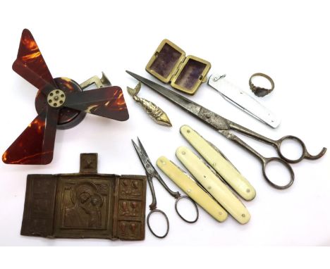 Items including a bakelite pen and penknives. P&amp;P Group 1 (£14+VAT for the first lot and £1+VAT for subsequent lots) 