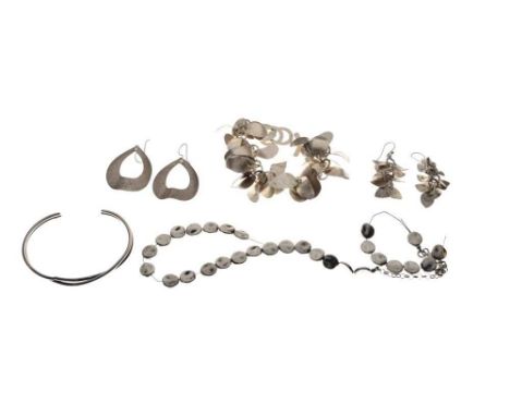 Small quantity of assorted silver and white metal jewellery, including earrings, bracelet, bangle, and a necklace, a/f 