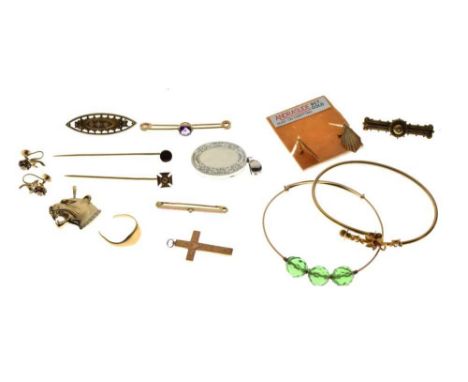 Assorted gold, yellow metal and costume jewellery, to include: navette-shaped brooch stamped 15ct, plus two further brooches;