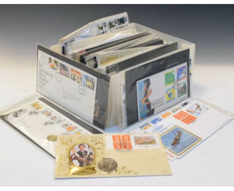Quantity of GB and world numismatic covers to include Benham Covers, Isle of Man 'Cat' Crowns, autographed first day covers, 