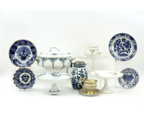 various items in porcelain and ceramic || Varia porselein en faïence met ondermeer Delft en Boch 