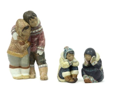 three Inuit child figures in Lladro marked ceramic || Lot van drie bibelotsculpturen in keramiek gemerkt Lladro met eskimokin