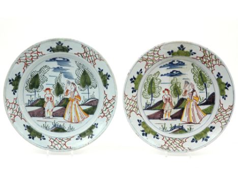 pair of 18th Cent. dishes in ceramic from Delft with a polychrome decor with a lady with fan and servant in garden || Paar ac