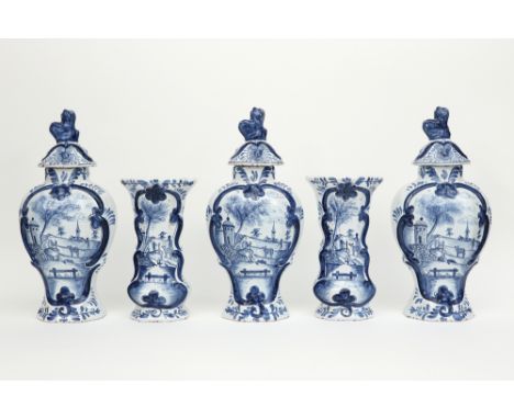 antique garniture in MP marked ceramic from Delft with a blue-white decor || Antiek vijfdelig kaststel in "MP" gemerkte faïen
