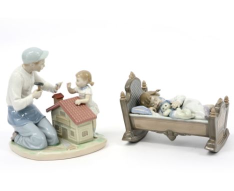 two figures in Lladro marked porcelain || Lot van twee bibelots in porselein, gemerkt Lladro, met schattige thema's met kindj