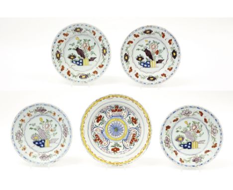 five pieces of 18th Cent. ceramic from Delft with polychrome decor : four plates and a dish || Lot (5) achttiende eeuwse faïe
