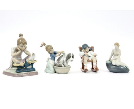 four figures in Lladro marked porcelain || Lot van vier bibelots in porselein, gemerkt Lladro, met schattige thema's met kind