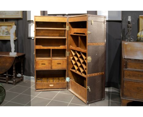 quite big travel trunk chest furnished as/converted into a bar  || Grote (reis)koffer ingericht als/omgevormd tot barmeubel 