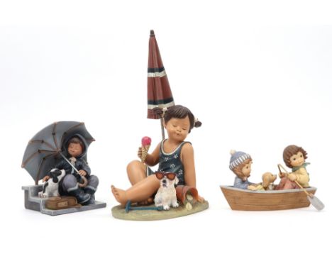 three figures - two marked Nadal Studio, one marked Goebel || Lot van drie bibelots met spelende kinderen, twee gemerkt Nadal