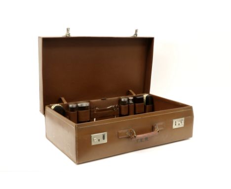 travel trunk with contents in crystal and marked silver || Lederen reiskoffer in leder met inhoud in kristal en zilver gemerk