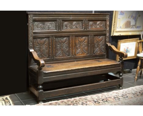 17th/18th Cent. English oak bench with sculpted panels || Zeventiende/achttiende eeuwse Engelse bank in mooi gepatineerde eik
