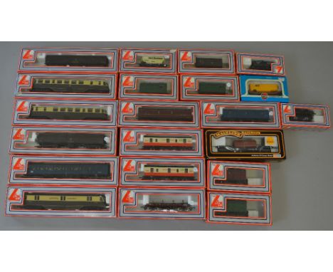 OO Gauge. Lima 3 x GWR railcars & DMU power car. Together with 17 x boxed rolling stock. Overall VG in G boxes. (21)