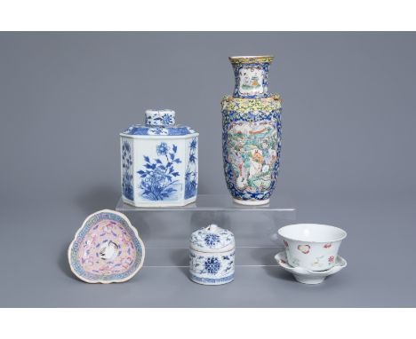 A varied collection of Chinese blue and white and famille rose porcelain, 19th/20th C.--H 24,8 cm (the vase)Ê Dia.: 10,6 cm -