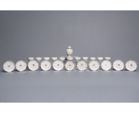 A Chinese 23-piece partly gilt tea set with a butterfly, Qianlong--H 13,2 cm (the tea caddy)Ê Dia.: 11,7 - 10,8 cm (the sauce