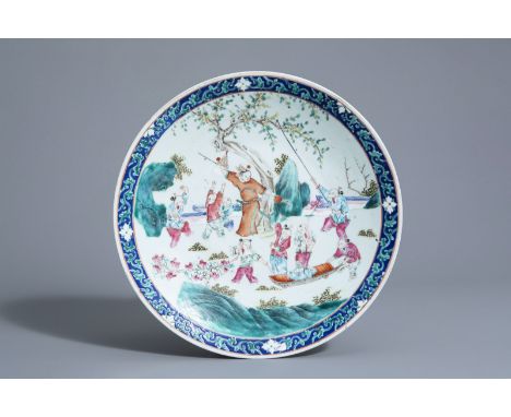 A Chinese famille rose charger with playing boys in a garden, 19th C.--Dia.: 37,9 cm -- Please request condition reports by e