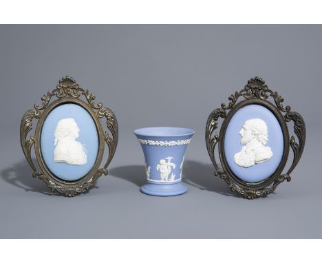 A pair of Wedgwood portrait plaques and a vase, England, 19th C.--H 8,6 cm - Dia.: 8,7 cm (the vase)Ê 16,2 x 13 cm (the portr