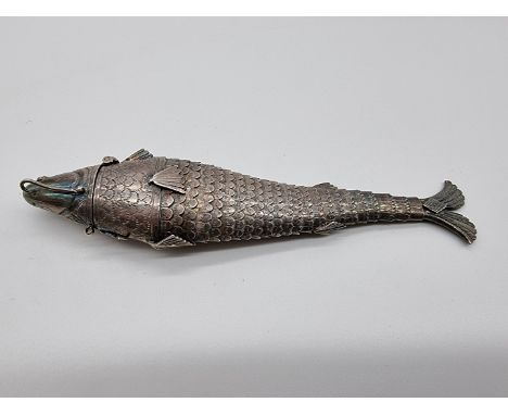 A Continental white metal articulated fish snuff box, the hinged head with a hook fastening, 15.5cm long. 