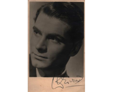 Laurence Oliver vintage signed black and white 6x3 inch photo. Good condition. All autographs come with a Certificate of Auth