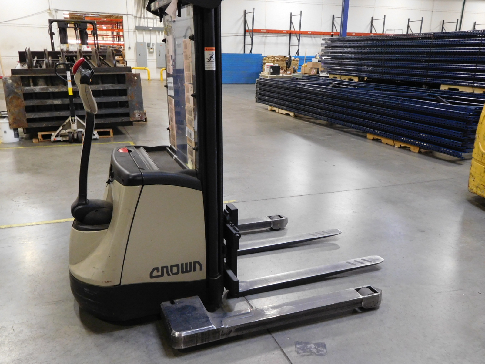 crown-3000-lb-electric-pallet-jack-model-sx3000-30-s-n-58512674-42