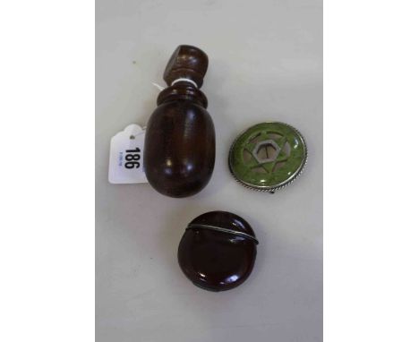 Nut vesta, treen nut cracker and hardstone brooch (3).